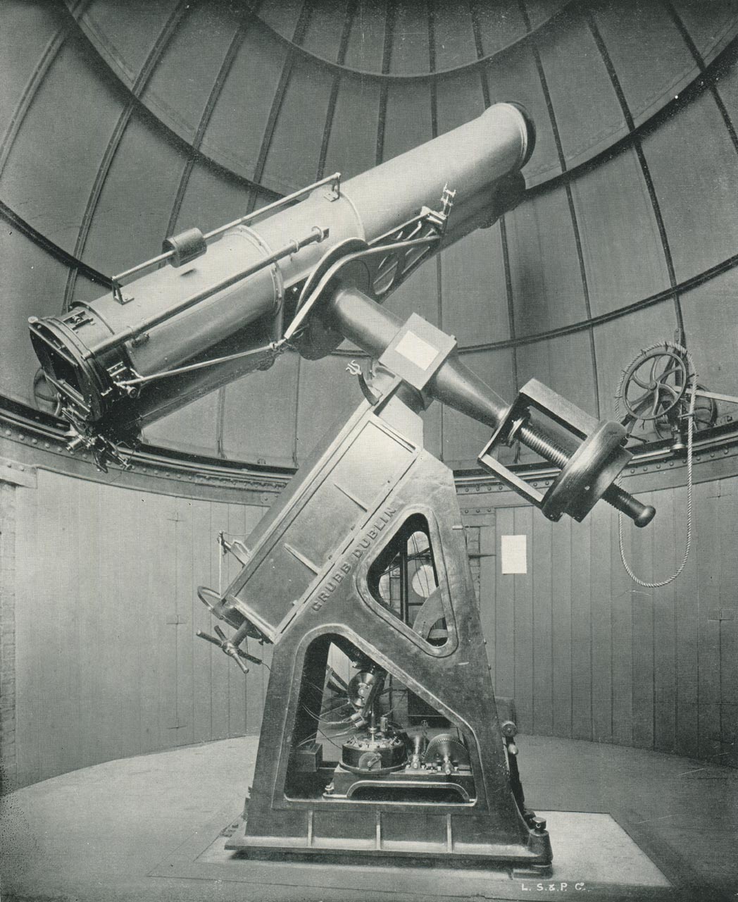 Side view of the Eros Micrometer (which was designed to measure the photographic plates taken with which Astrographic Telescope). Plate 15 from Monthly Notices of the Royal Astronomical Society, Vol. 64 (1904)